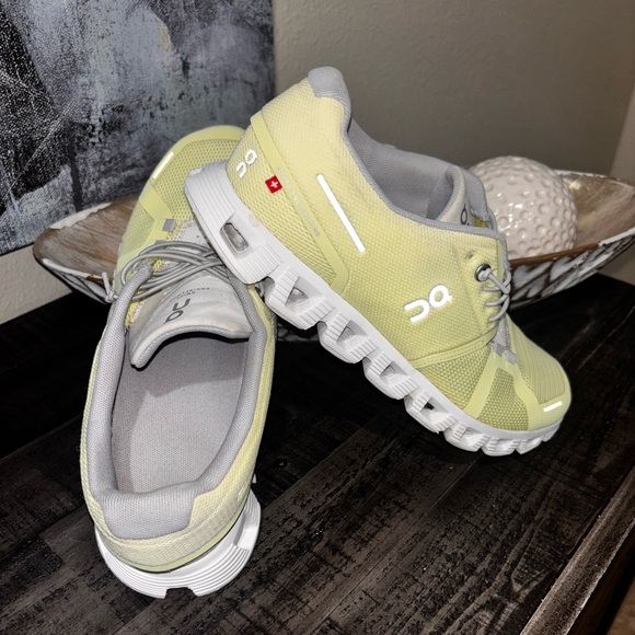 On Cloud 5 running shoes in "Hay/Frost" W SZ9 - Picture 2 of 13